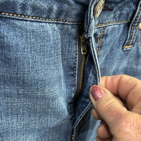 Seven7 Weekend Short, frayed hem,5”inseam,5 pocket,belt loop,zip front,stretch - Picture 3 of 8